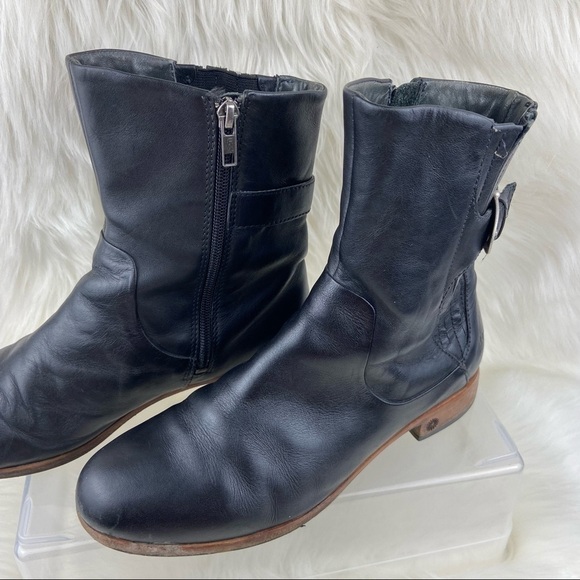 UGG LEATHER FINNEGAN BOOTIES - Picture 11 of 12